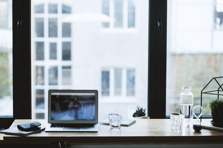 Consejos prácticos para organizar tu espacio de trabajo en casa y mejorar tu productividad